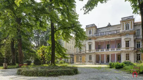 L’ingresso di Villa Ceconi. Nell’enorme parco anche un albero di sughero di quasi 200 anni