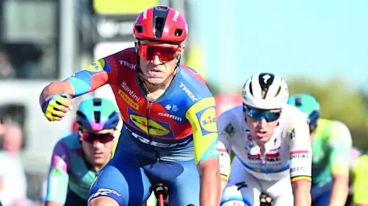 La potenza di Jonathan Milan, dietro Merlier foto petrussi/bettini