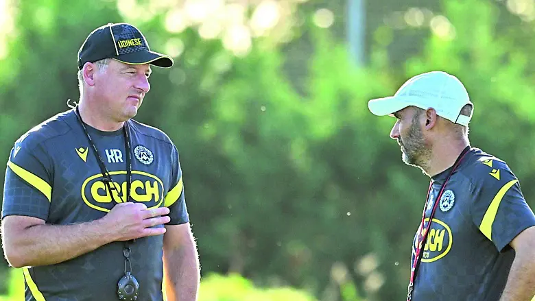 L’allenatore dell’Udinese Kosta Runjaic a colloqui con il preparatore atletico Jordie Garciafotopetrussi