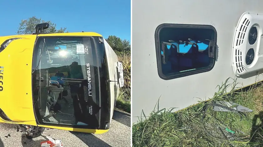 A sinistra l'autobus ribaltato, a destra il vetro rotto dall'assistente
