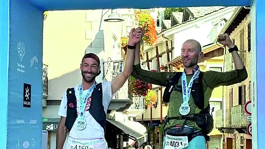 Lorenzo Santin (a sinistra) al traguardo con il polacco Gonczarenko