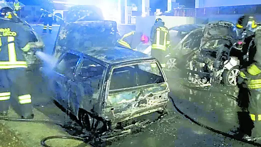 L’intervento dei vigili del fuoco davanti all’autofficina di Buja
