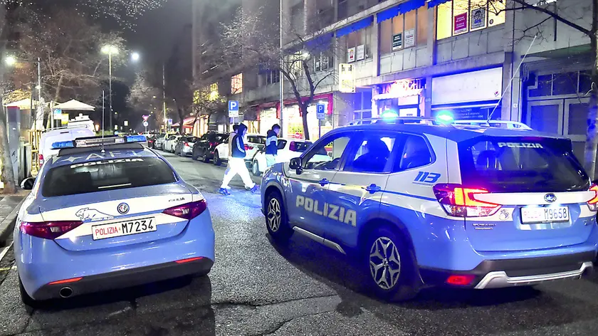 Controlli di polizia in borgo stazione in una foto d'archivio