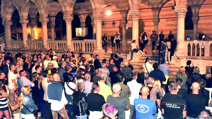 Il sit-in di protesta per la sicurezza di venerdì sera in piazza Libertà