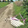 Uno delle sezioni in eternit volata via dalla copertura dell'ex caserma a Jalmicco