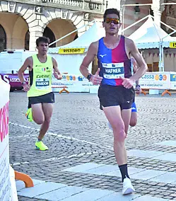 Francesco Nardone, a sinistra all’inseguimento del rivale Hafner (foto Petrussi)