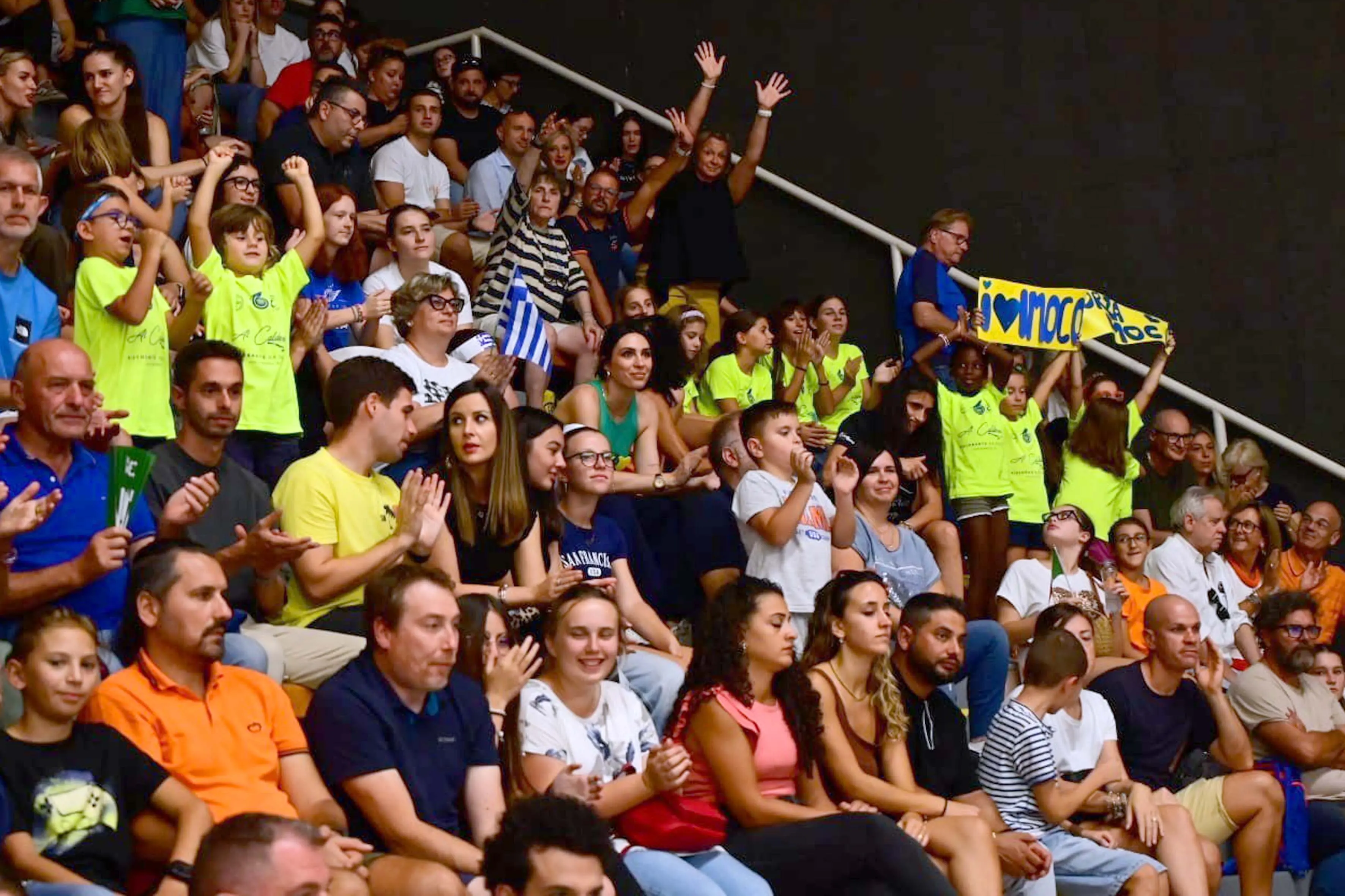 Anche a Pordenone scoppia la Conegliano mania: tutti pazzi per le regine del mondo