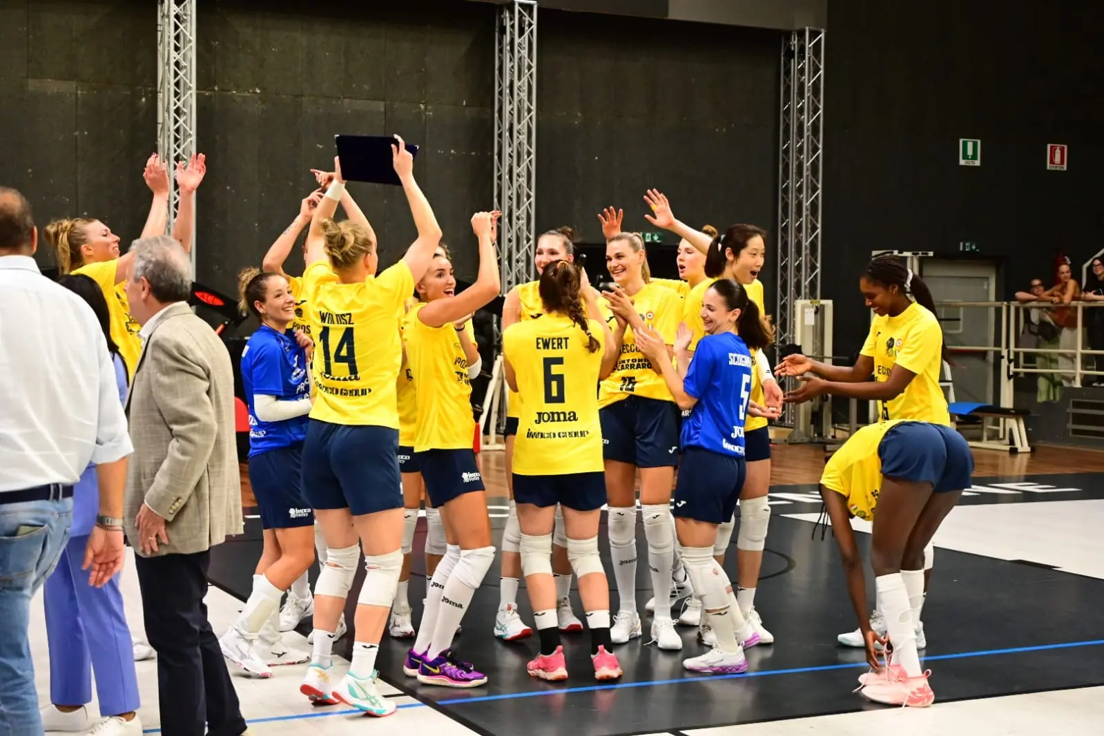 Anche a Pordenone scoppia la Conegliano mania: tutti pazzi per le regine del mondo