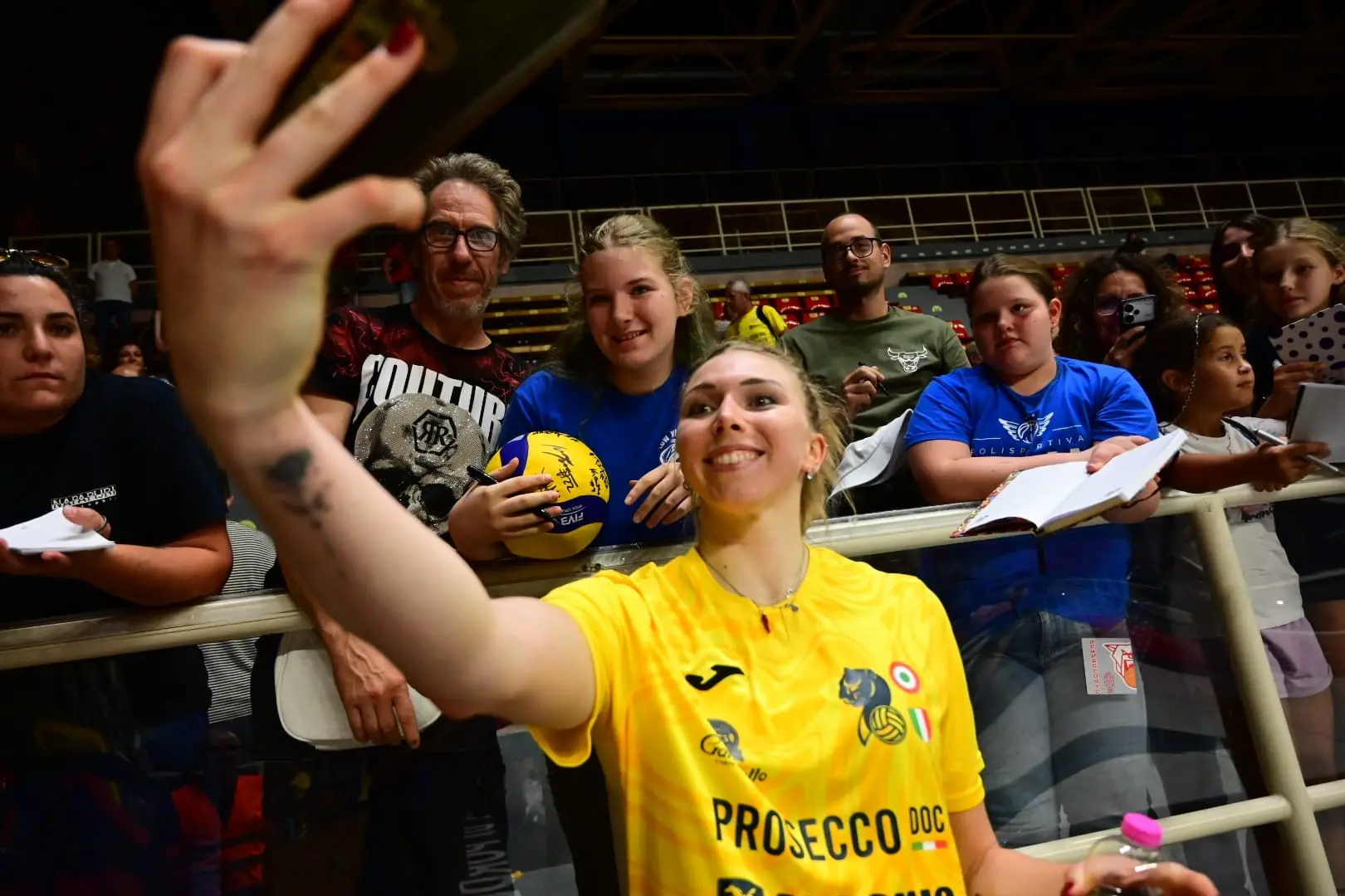 Anche a Pordenone scoppia la Conegliano mania: tutti pazzi per le regine del mondo