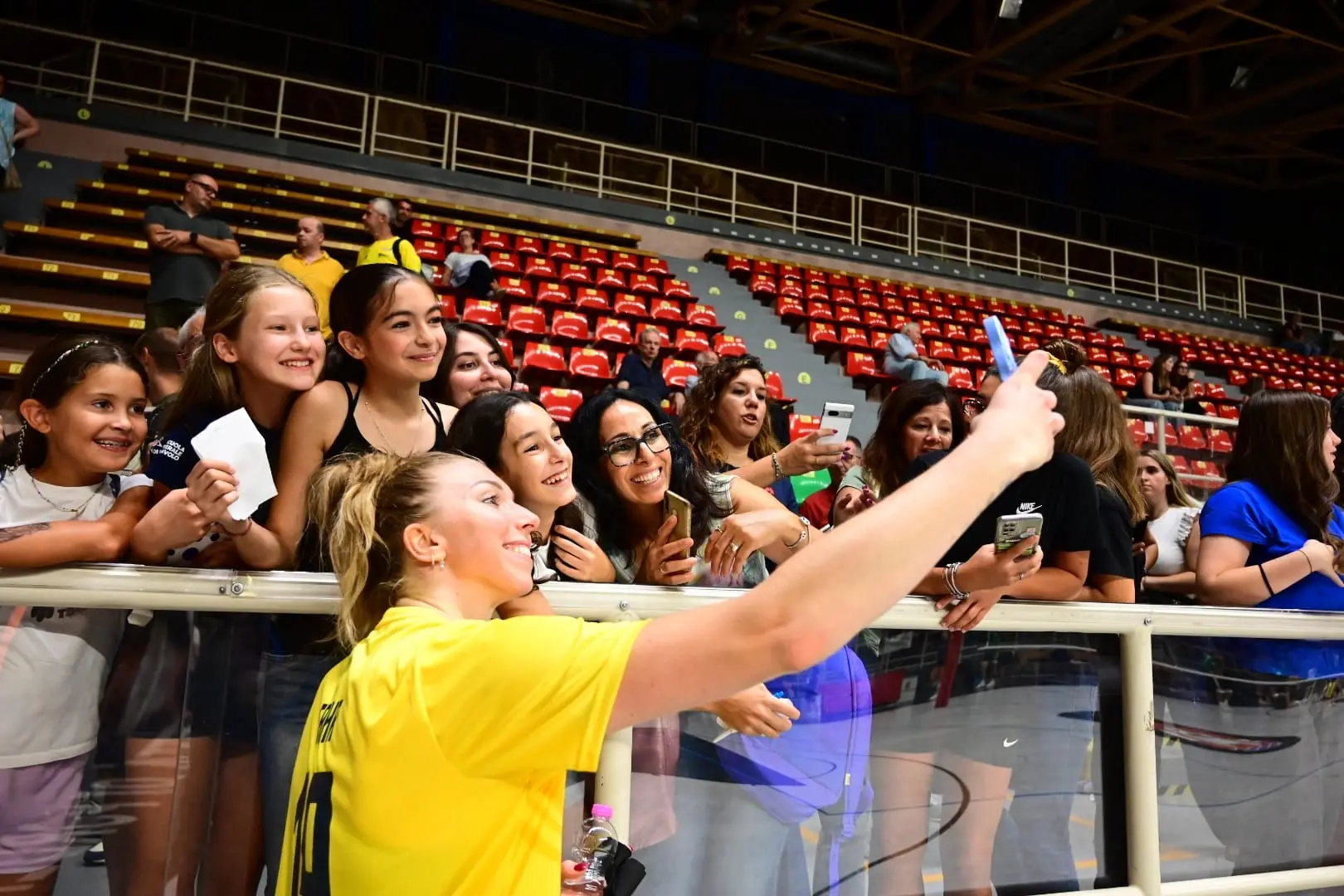 Anche a Pordenone scoppia la Conegliano mania: tutti pazzi per le regine del mondo