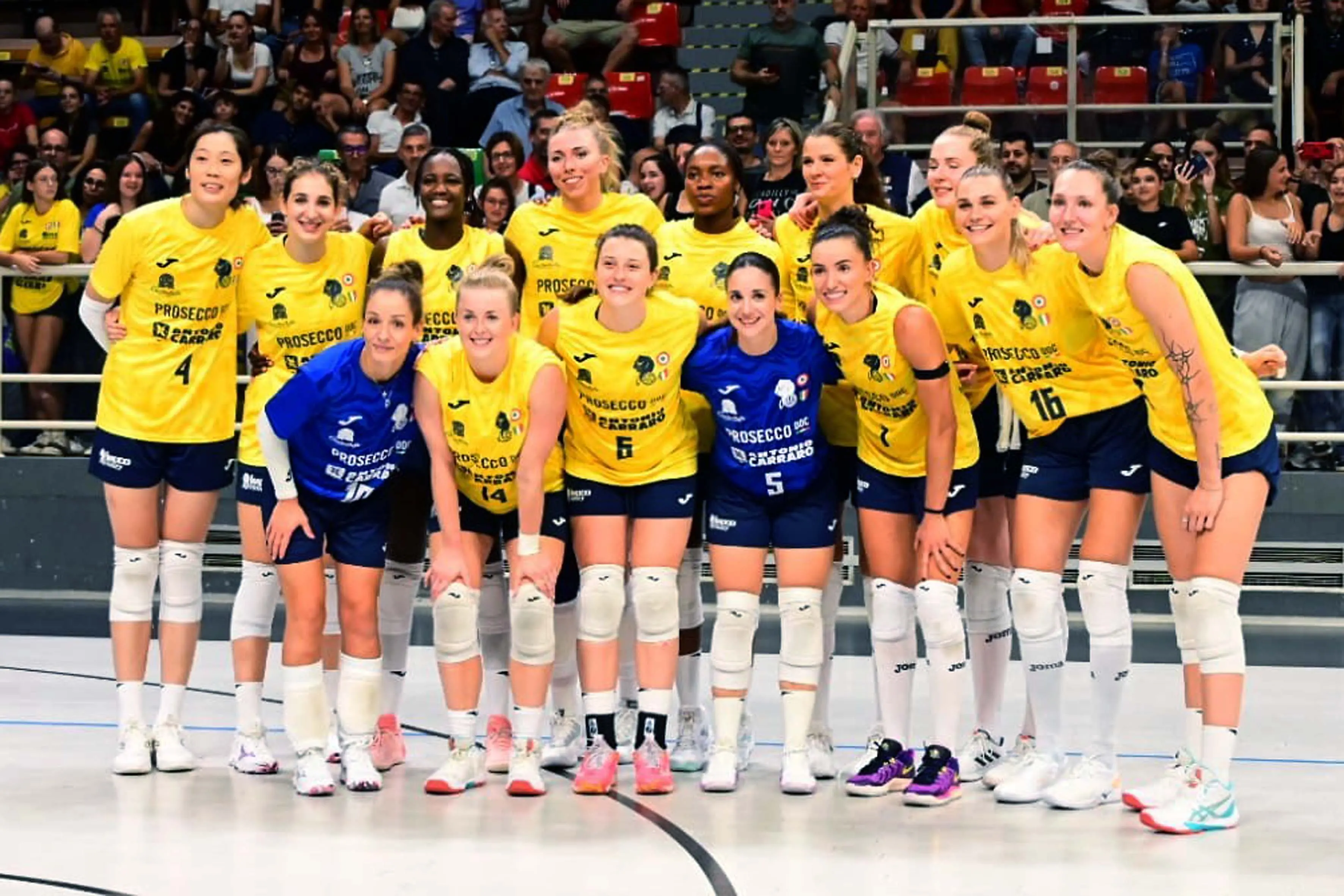 Anche a Pordenone scoppia la Conegliano mania: tutti pazzi per le regine del mondo