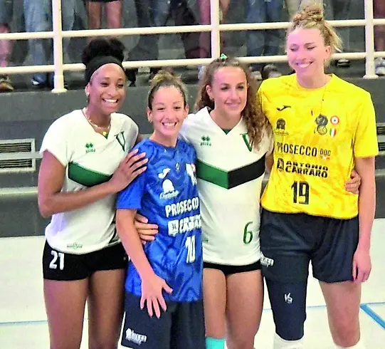 Anche a Pordenone scoppia la Conegliano mania: tutti pazzi per le regine del mondo