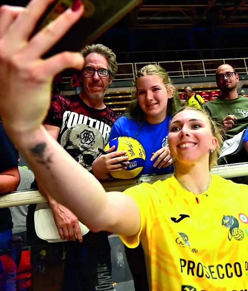 Anche a Pordenone scoppia la Conegliano mania: tutti pazzi per le regine del mondo