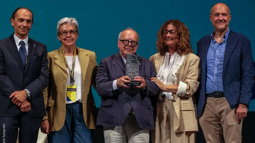 La consegna del premio al presidente Michelangelo Agrusti