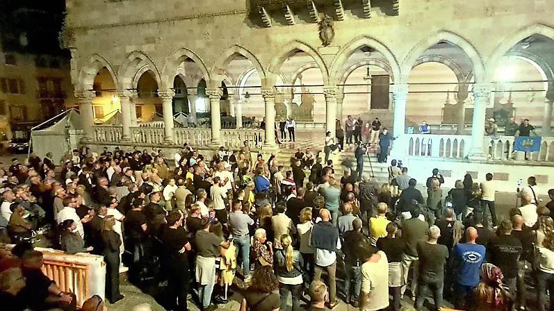 Il sit in di protesta organizzato venerdì sera in piazza Libertà da Eddie Speranza / foto petrussi