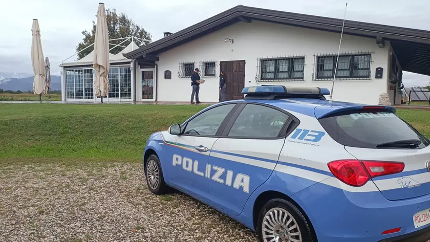 La polizia giunta a Premariacco per rendere esecutiva la sospensione dell'attività del locale