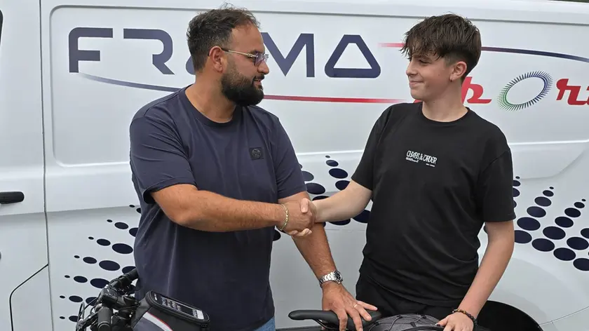 La consegna della bici nuova a Lorenzo