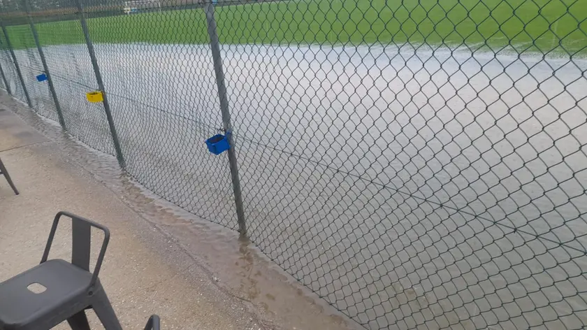 Le intense piogge hanno reso impraticabile il campo sportivo di Cervignano