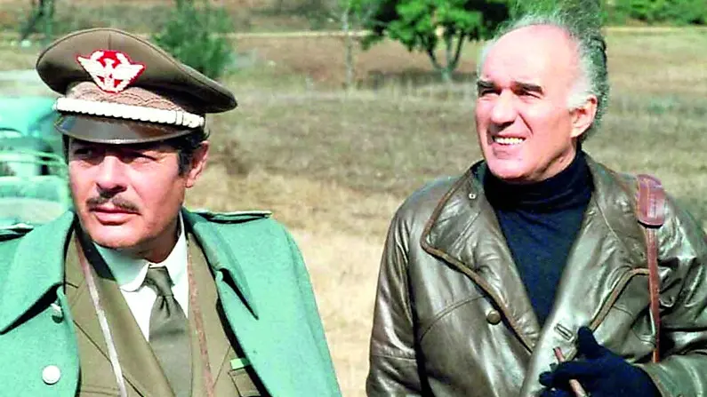 Marcello Mastroianni e Michel Piccoli in una scena del film Il generale dell’armata morta
