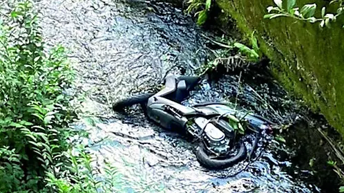 Il motorino finito nella roggia