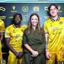 Magda Pozzo con i quattro modelli bianconeri: Atta, Kamara, Zaniolo e Zanoli.