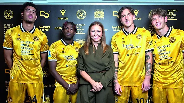 Magda Pozzo con i quattro modelli bianconeri: Atta, Kamara, Zaniolo e Zanoli.