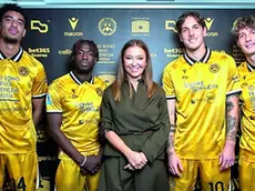 Magda Pozzo con i quattro modelli bianconeri: Atta, Kamara, Zaniolo e Zanoli.