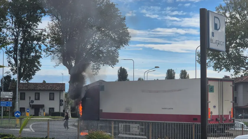 Le fiamme avvolgono la cabina del camion in viale Palmanova