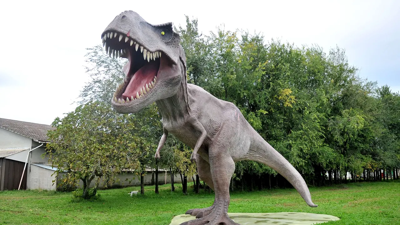 Uno dei dinosauri in cemento a Bonzicco (Foto petrussi)