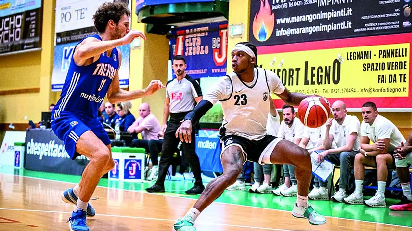 Brewton in azione: per l’americano solo 4 punti (foto Comuzzo)