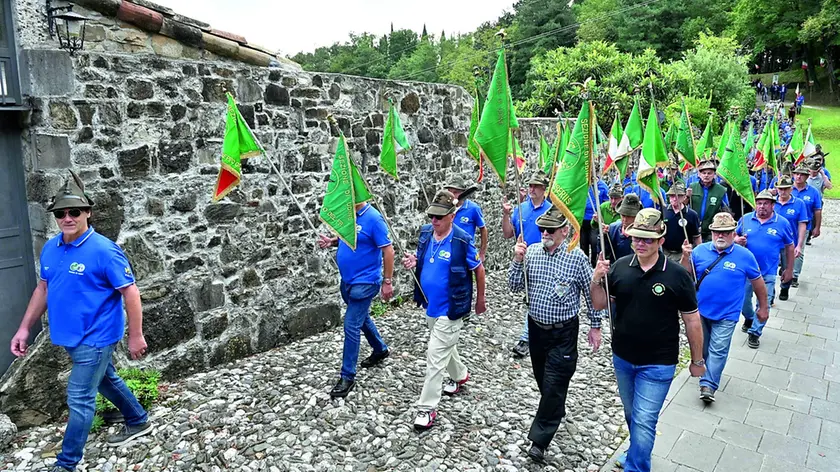 La sfilata degli alpini del gruppo di Buja ©Foto Petrussi