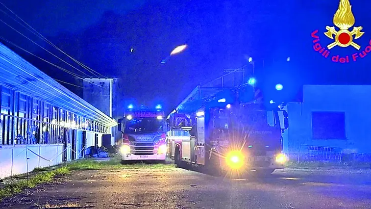 I vigili del fuoco hanno lavorato oltre due ore per spegnere le fiamme nell’ex Forma Tre