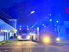 I vigili del fuoco hanno lavorato oltre due ore per spegnere le fiamme nell’ex Forma Tre