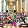 Foto di gruppo alla Festa diocesana dei migranti, celebrata con una messa presieduta dal vescovo Lamba (foto Petrussi)