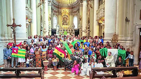 Foto di gruppo alla Festa diocesana dei migranti, celebrata con una messa presieduta dal vescovo Lamba (foto Petrussi)