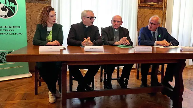 Da sinistra, Lara Iob, don Geretti, l’arcivescovo Redaelli e il sindaco Ziberna (foto Marega)
