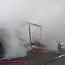 I vigili del fuoco impegnati nello spegnimento dell'incendio