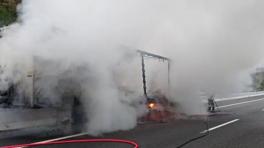 I vigili del fuoco impegnati nello spegnimento dell'incendio