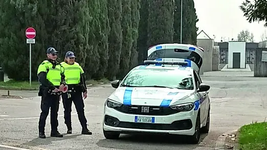 Una pattuglia della polizia locale di Cordenons al lavoro