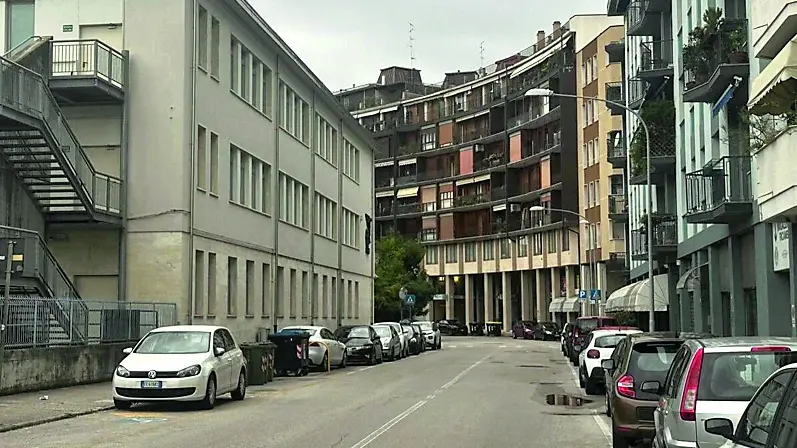 Una veduta di via Molinari, dove una coppia di finti tecnici ha truffato una residente