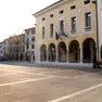Sacile: una veduta di piazza del Popolo con il municipio.