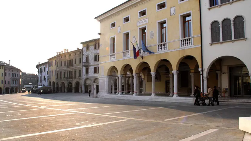 Sacile: una veduta di piazza del Popolo con il municipio.