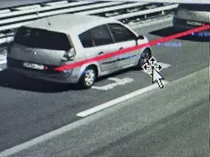 L’auto con la targa replicata ripresa da un autovelox in autostrada