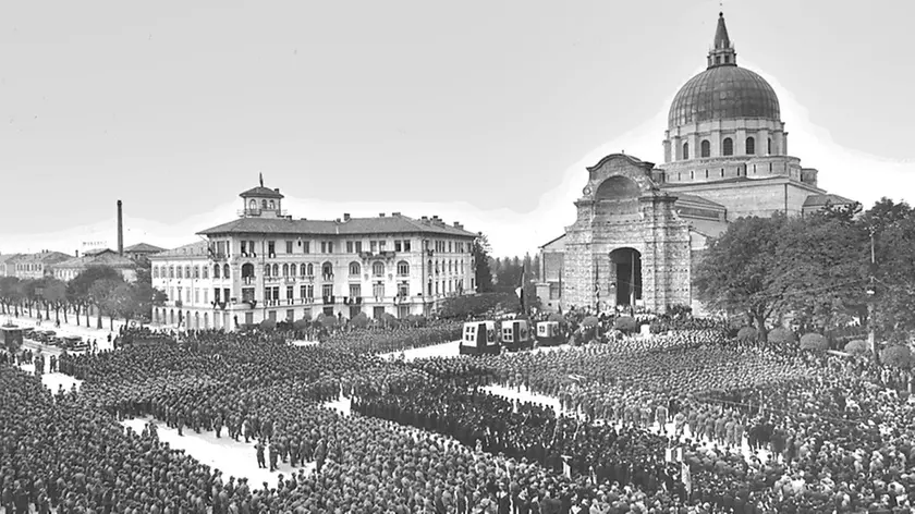 La traslazione dei primi 500 corpi il 4 novembre 1935 (foto concesse dalla mostra sul Tempio Ossario)