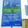 Il cartello installato nel parcheggio del supermercato Aldi a Udine