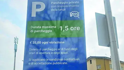 Il cartello installato nel parcheggio del supermercato Aldi a Udine