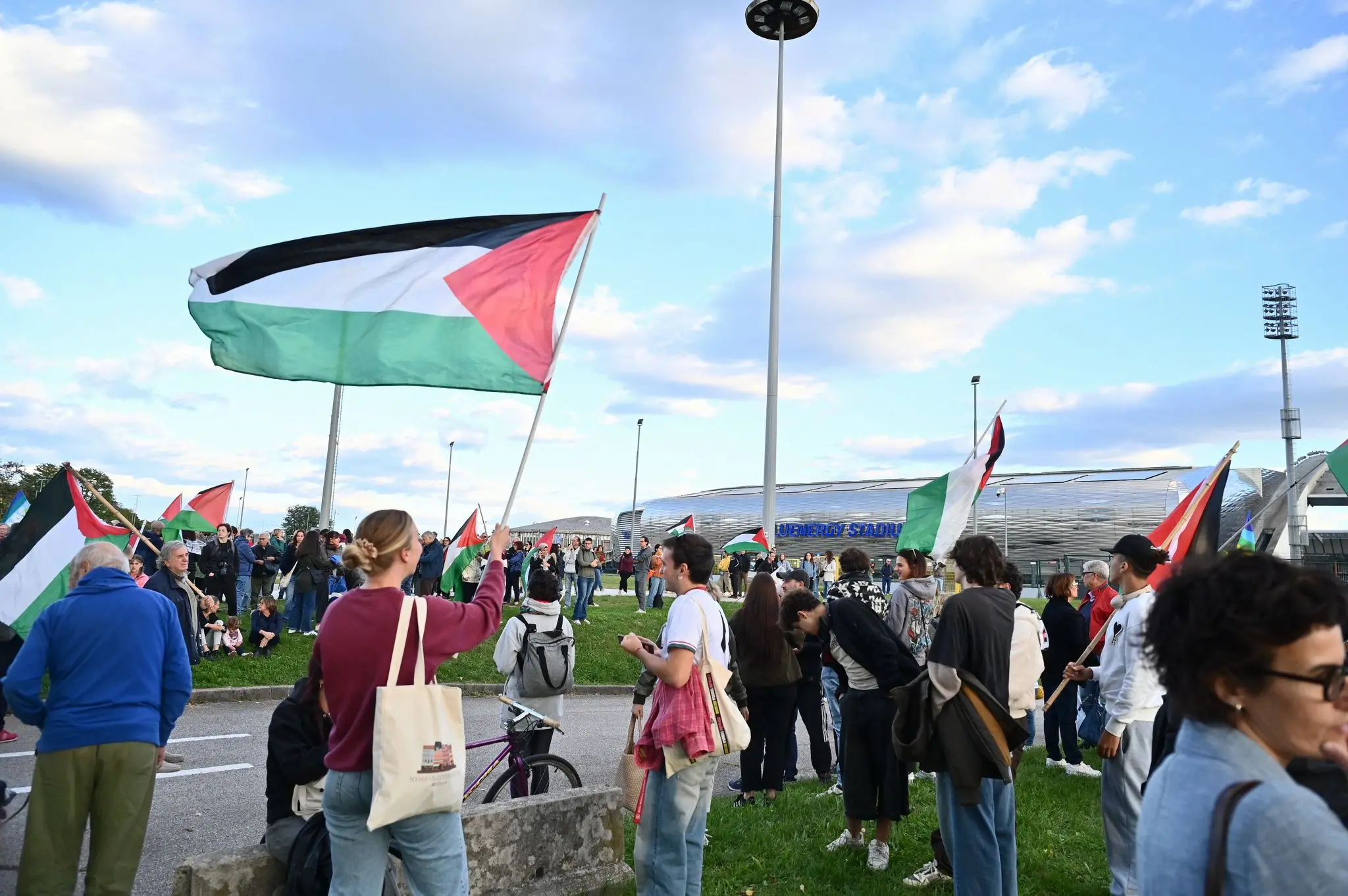 Manifestanti allo stadio Friuli (foto Petrussi)