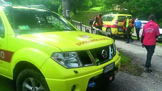 Un’auto del soccorso alpino all’opera per il salvataggio