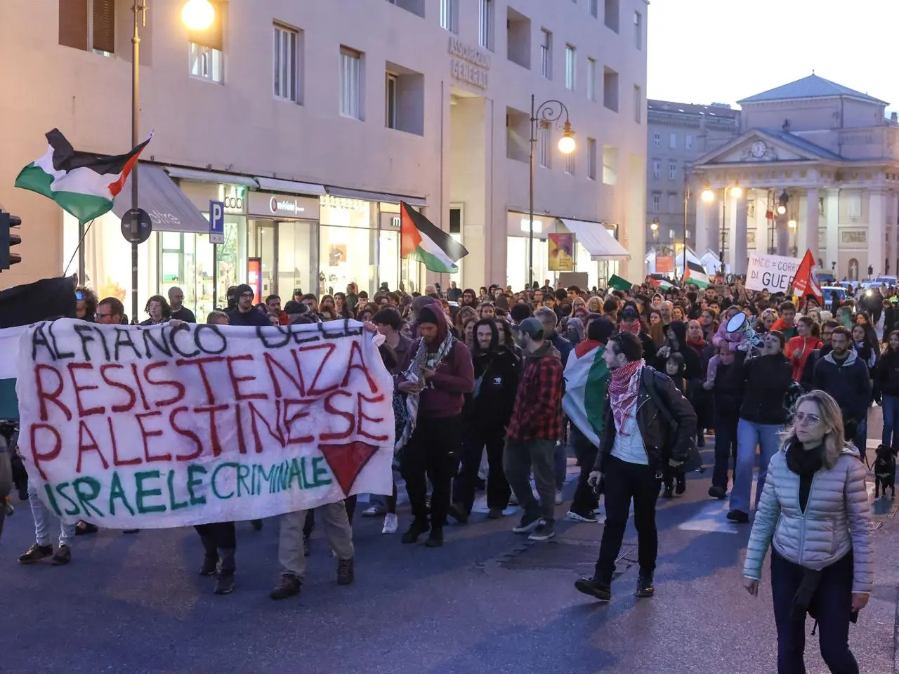 Centinaia di persone sono scese in piazza e hanno sfilato per le città del Nordest in segno di solidarietà della Global Sumud Flotilla, bloccata in acque internazionali mentre cercava di portare cibo e aiuti umanitari a Gaza. Ecco le immagini delle piazze e dei presidi davanti agli ospedali a Udine, Trieste, Padova, Venezia e Treviso