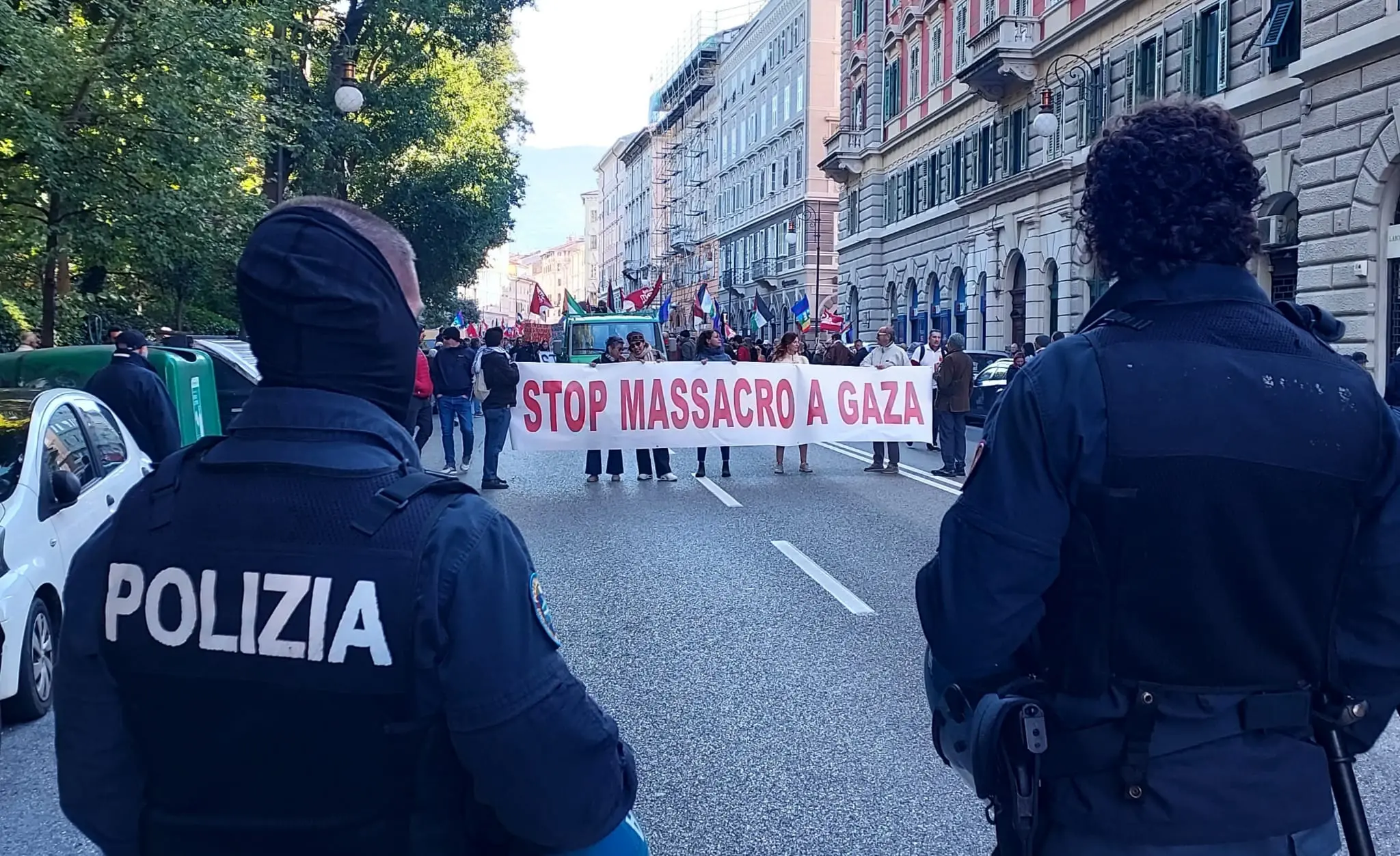 Il corteo davanti al Giardino Pubblico (Bruni)